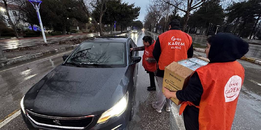 Anneler hazırlıyor, gençler taşıyor: İftarı yolda geçirenlere büyük jest 4